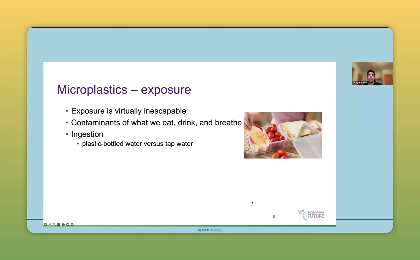 Folie 'Microplastics – exposure' mit mehreren Bulletpoints ('Contaminants of what we eat, drink, and breathe' und 'Ingestion') und Foto von Lebensmittelverpackungen rechts.